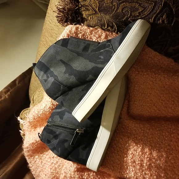 Mia booties - Picture 1 of 4